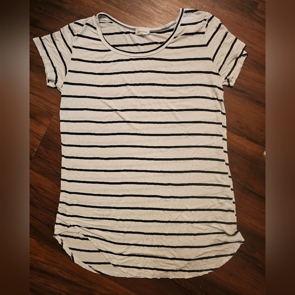FREE KISSES white navy stripe t-shirt. Size XL. EXCELLENT CONDITION! - Picture 2 of 3